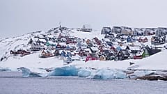Bunte, schneebedeckte Häuser sind vom Meer aus in Nuuk zu sehen, 6. März 2025