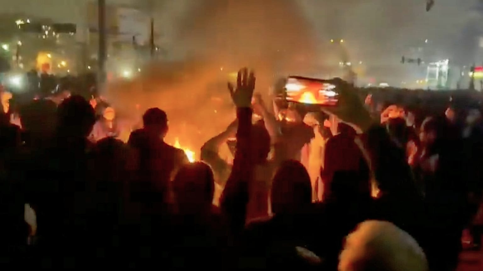 في هذه اللقطة المقتطعة من فيديو متداول على وسائل التواصل الاجتماعي، يظهر المتظاهرون يرقصون ويهتفون حول شعلة نار وهم يخرجون إلى الشوارع،