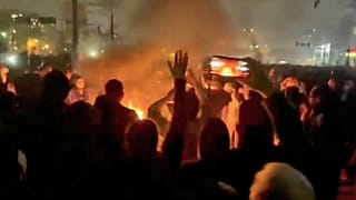 في هذه اللقطة المقتطعة من فيديو متداول على وسائل التواصل الاجتماعي، يظهر المتظاهرون يرقصون ويهتفون حول شعلة نار وهم يخرجون إلى الشوارع،