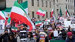 İtalya'nın Milano kentinde, ABD Konsolosluğu önünde İran'daki protestoları destekleyen bir gösterideki insanlar, 13 Ocak 2026