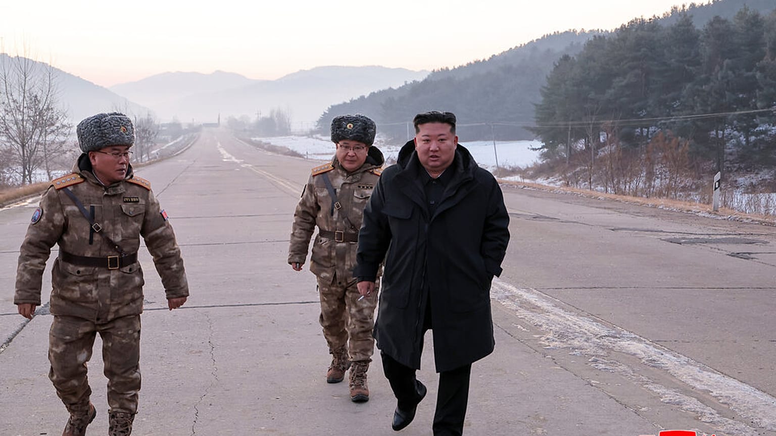 في هذه الصورة التي وفّرتها الحكومة الكورية الشمالية، يظهر الزعيم كيم جونغ أون وهو يسير على أحد الطرقات أثناء تفقده اختبارات طيران لصواريخ فرط صوتية في بيونغ يانغ، كوريا الشمال