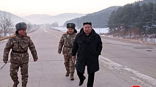 في هذه الصورة التي وفّرتها الحكومة الكورية الشمالية، يظهر الزعيم كيم جونغ أون وهو يسير على أحد الطرقات أثناء تفقده اختبارات طيران لصواريخ فرط صوتية في بيونغ يانغ، كوريا الشمال