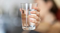 Nahaufnahme: Ein Glas mit Trinkwasser.
