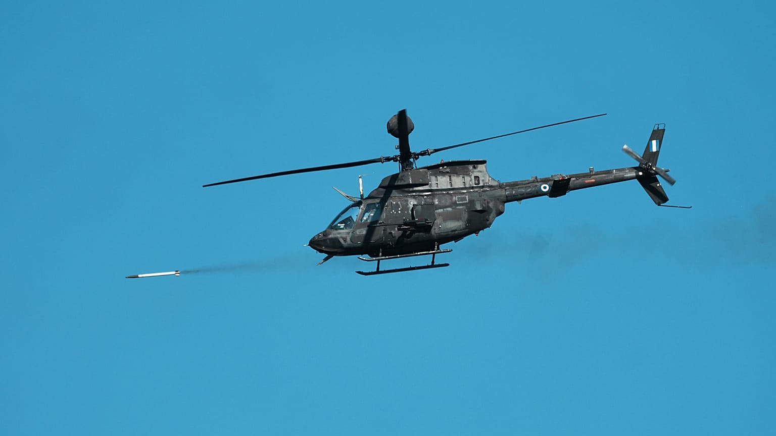 Un elicottero militare greco spara razzi durante un’esercitazione a fuoco vivo nei pressi della città nordorientale di Alexandroupolis, in Grecia(AP Photo/Thanassis Stavrakis)