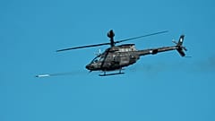 Um helicóptero militar grego dispara foguetes durante um exercício de fogo real perto da cidade de Alexandroupolis, no nordeste da Grécia(AP Photo/Thanassis Stavrakis)