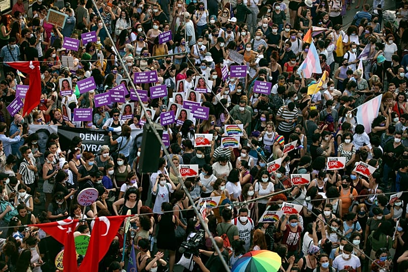 Mulheres participam num protesto contra a decisão do governo de se retirar da Convenção de Istambul, em Istambul, 1 de julho de 2021