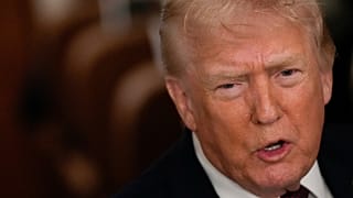 الرئيس دونالد ترامب يتحدث إلى الصحفيين أثناء الرحلة على متن الطائرة الرئاسية "إير فورس وان" إلى قاعدة جوينت أندروز الجوية في ماريلاند