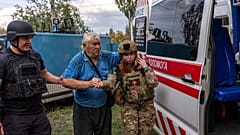 Kolluk kuvvetleri, Donetsk bölgesinde yer alan Sloviansk'ta bir kişiye refakatçilikte bulunurken, 9 Eylül 2025
