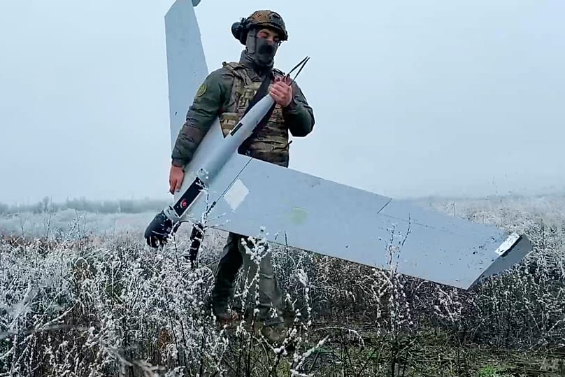 جندي روسي يحمل طائرة مسيّرة استعدادًا لإطلاقها، بتاريخ 27 ديسمبر 2025.