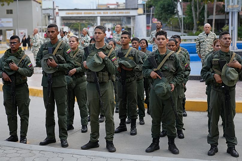 عسكريون فنزويليون خلال مراسم تشييع في كاراكاس، بتاريخ 7 يناير 2026.
