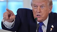 الرئيس دونالد ترامب يشير إلى أحد الصحفيين لطرح سؤال أثناء اجتماع مع كبار التنفيذيين في قطاع النفط في الغرفة الشرقية للبيت الأبيض، الجمعة 9 يناير 2026