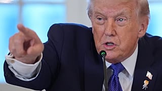 الرئيس دونالد ترامب يشير إلى أحد الصحفيين لطرح سؤال أثناء اجتماع مع كبار التنفيذيين في قطاع النفط في الغرفة الشرقية للبيت الأبيض، الجمعة 9 يناير 2026