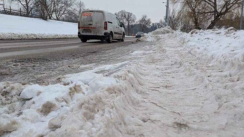 Az ország számos pontján még mindig havasak, csúszósak az utak. Ez a kép Velencén készült