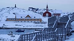 Ein Boot fährt am Dienstag, den 13. Januar 2026, durch die Meeresbucht in Nuuk, Grönland.