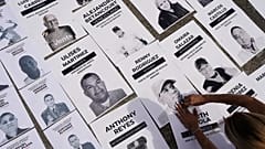 Ο Jacklin Ibarreto, του οποίου ο πατέρας Miguel Ibarreto κρατείται, δείχνει φωτογραφίες πολιτικών κρατουμένων στο Κεντρικό Πανεπιστήμιο της Βενεζουέλας στο Καράκας, Βενεζουέλα, Τρίτη 13 
