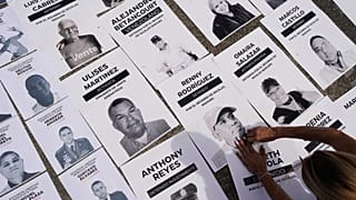 Jacklin Ibarreto, cuyo padre Miguel Ibarreto está detenido, muestra fotografías de presos políticos en la Universidad Central de Venezuela en Caracas, Venezuela, el martes 13 