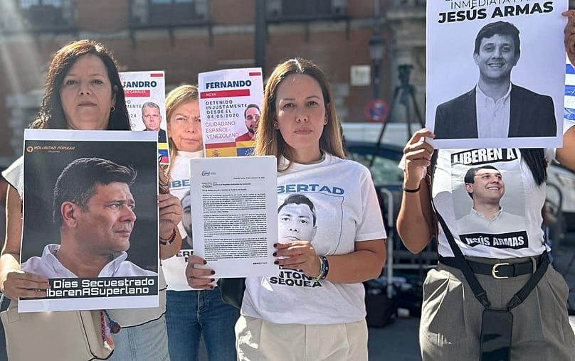 Verónica Noya junto a otros familiares de presos políticos encarcelados en Venezuela.