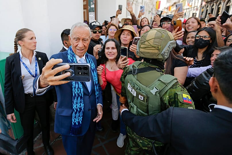 O chefe de Estado é conhecido por não temer aproximar-se das multidões e por quebrar protocolos para tirar as famosas "selfies" com os portugueses.