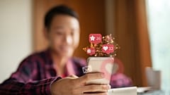مراهق يستخدم وسائل التواصل الاجتماعي