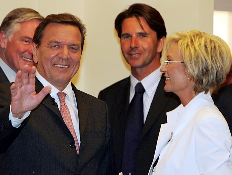 Ex-Regierungssprecher Béla Anda (hinten) bei einer Talkshow mit Altkanzler Gerhard Schröder und Moderatorin Sabine Christiansen, Berlin, 31. Juli 2005.