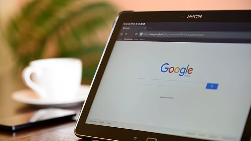 واجهة محرك البحث "غوغل" على جهاز لوحي