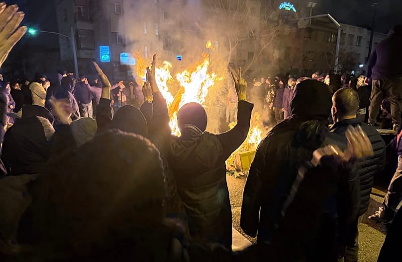 İranlılar, Tahran'da düzenlenen hükümet karşıtı protestolara katılıyor, 9 Ocak 2026.