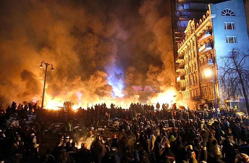 Kiev'in merkezinde protestocular ve polis arasında çıkan çatışmalar sırasında duman ve alev topları yükseliyor, 25 Ocak 2014.