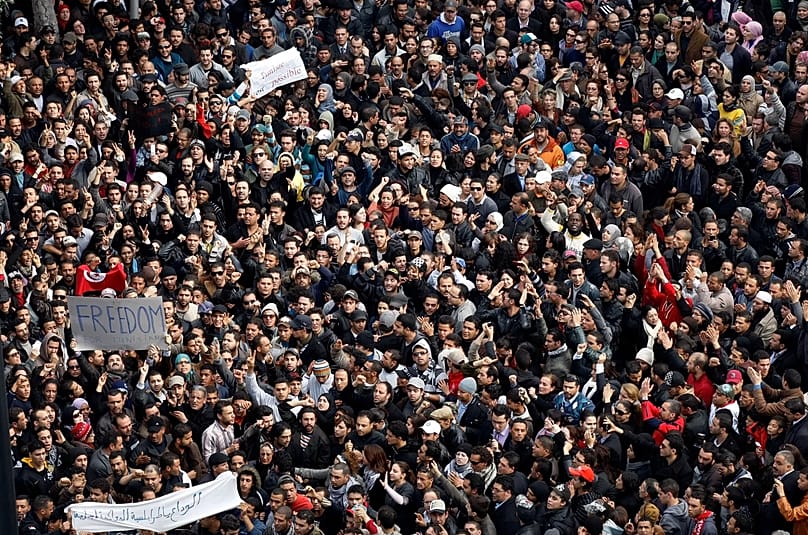 Protestocular, Tunus'ta düzenlenen bir gösteri sırasında Cumhurbaşkanı Zine El Abidine Ben Ali aleyhinde sloganlar attı, 14 Ocak 2011.