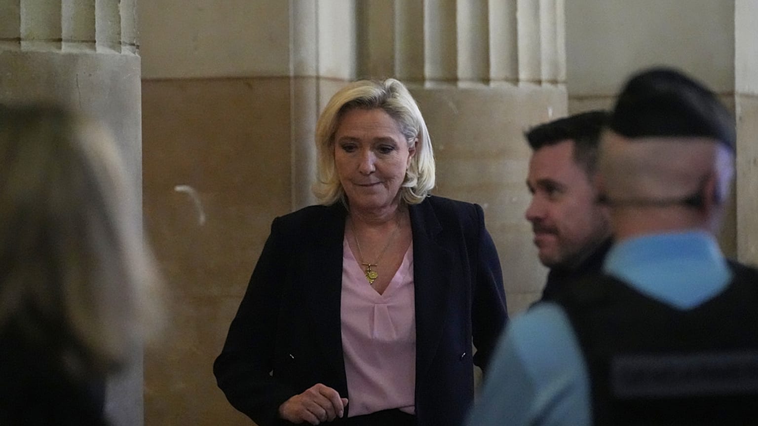 Marine Le Pen fait son retour après une pause lors de son procès en appel suite à une condamnation pour détournement de fonds, mardi 13 janvier 2026 à Paris.