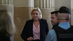Marine Le Pen fait son retour après une pause lors de son procès en appel suite à une condamnation pour détournement de fonds, mardi 13 janvier 2026 à Paris.