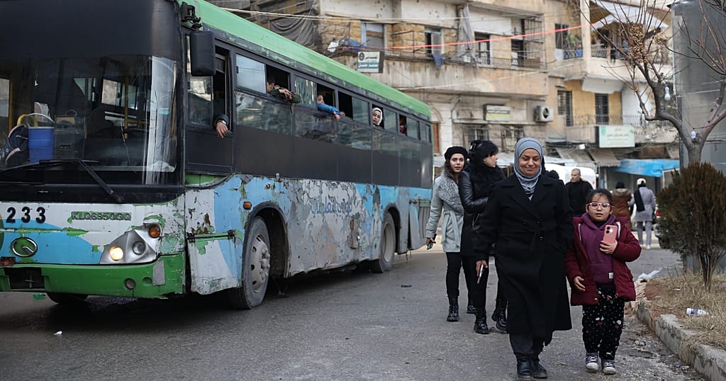 Syrians displaced by deadly battles in Aleppo begin returning to the city