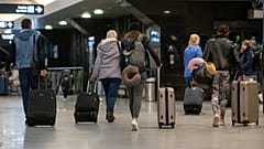 Passagiere, die am Flughafen Tallinn ankommen, 20. März 2020