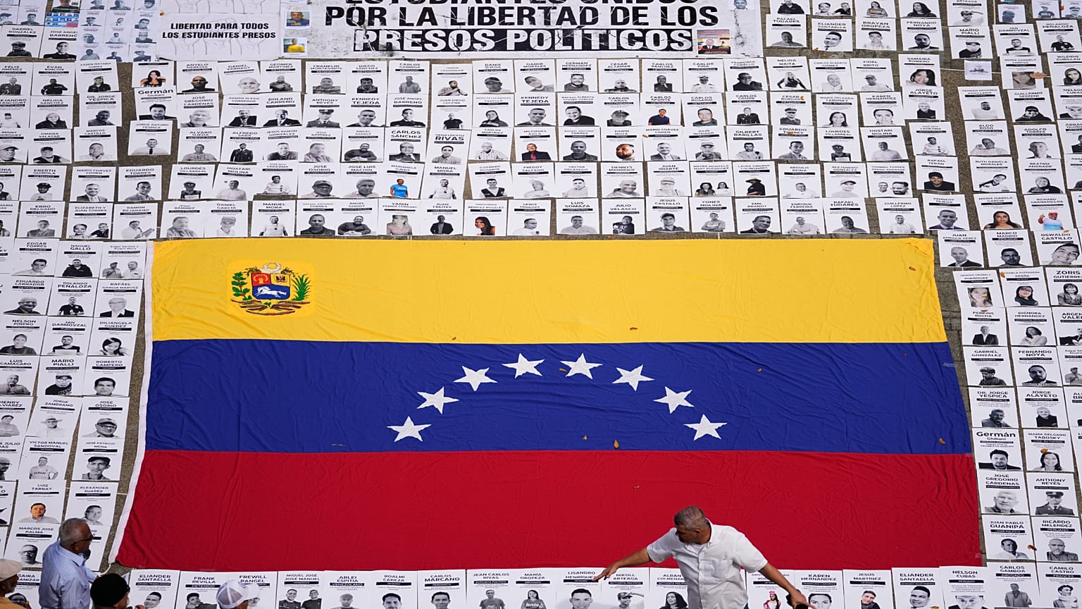 Diákok elhelyezik az általuk politikai foglyoknak tartott emberek képeit a Venezuelai Központi Egyetemen a venezuelai Caracasban, 2026. január 13-án, kedden.