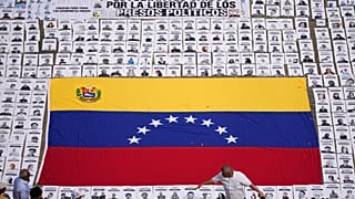 Estudiantes colocan fotografías de personas que consideran presos políticos en la Universidad Central de Venezuela en Caracas, Venezuela, el martes 13 de enero de 2026.