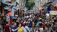 Im Pariser Stadtteil Montmartre drängen sich Menschen in einer Straße. Vor allem Touristen. Am Freitag, dem neunten August zweitausendneunzehn.