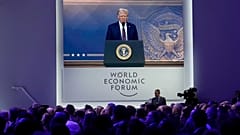 يستمع الحاضرون إلى خطاب افتراضي ألقاه الرئيس الأمريكي دونالد ترامب، في الاجتماع السنوي للمنتدى الاقتصادي العالمي في دافوس بسويسرا، الخميس 23 يناير 2025.