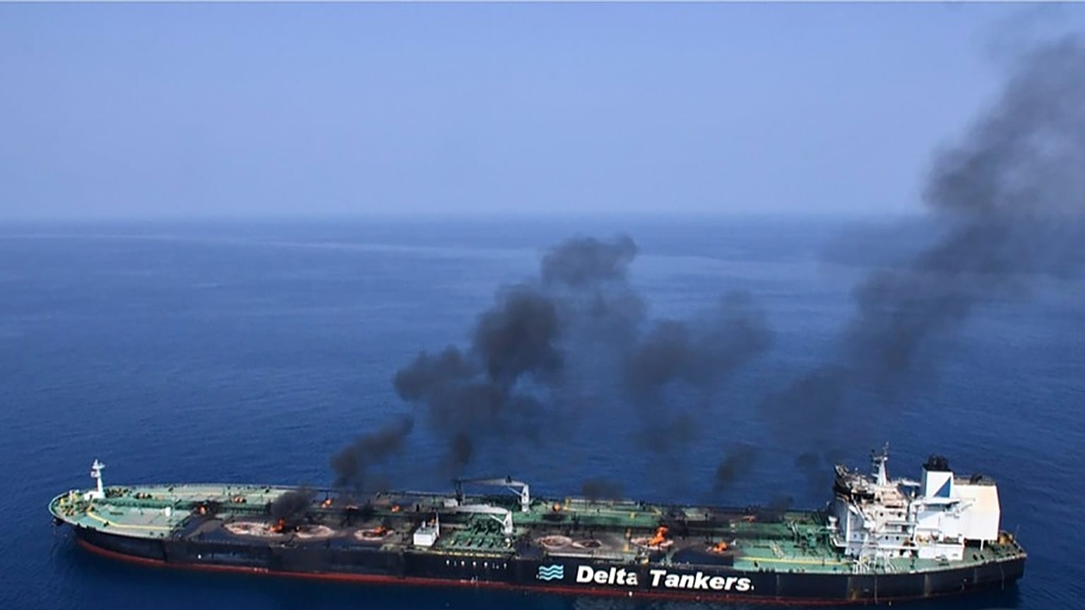 ناقلة النفط اليونانية "سونيون" تحترق في البحر الأحمر، عقب سلسلة هجمات نفّذتها جماعة الحوثي في اليمن، بتاريخ 2 سبتمبر 2024.