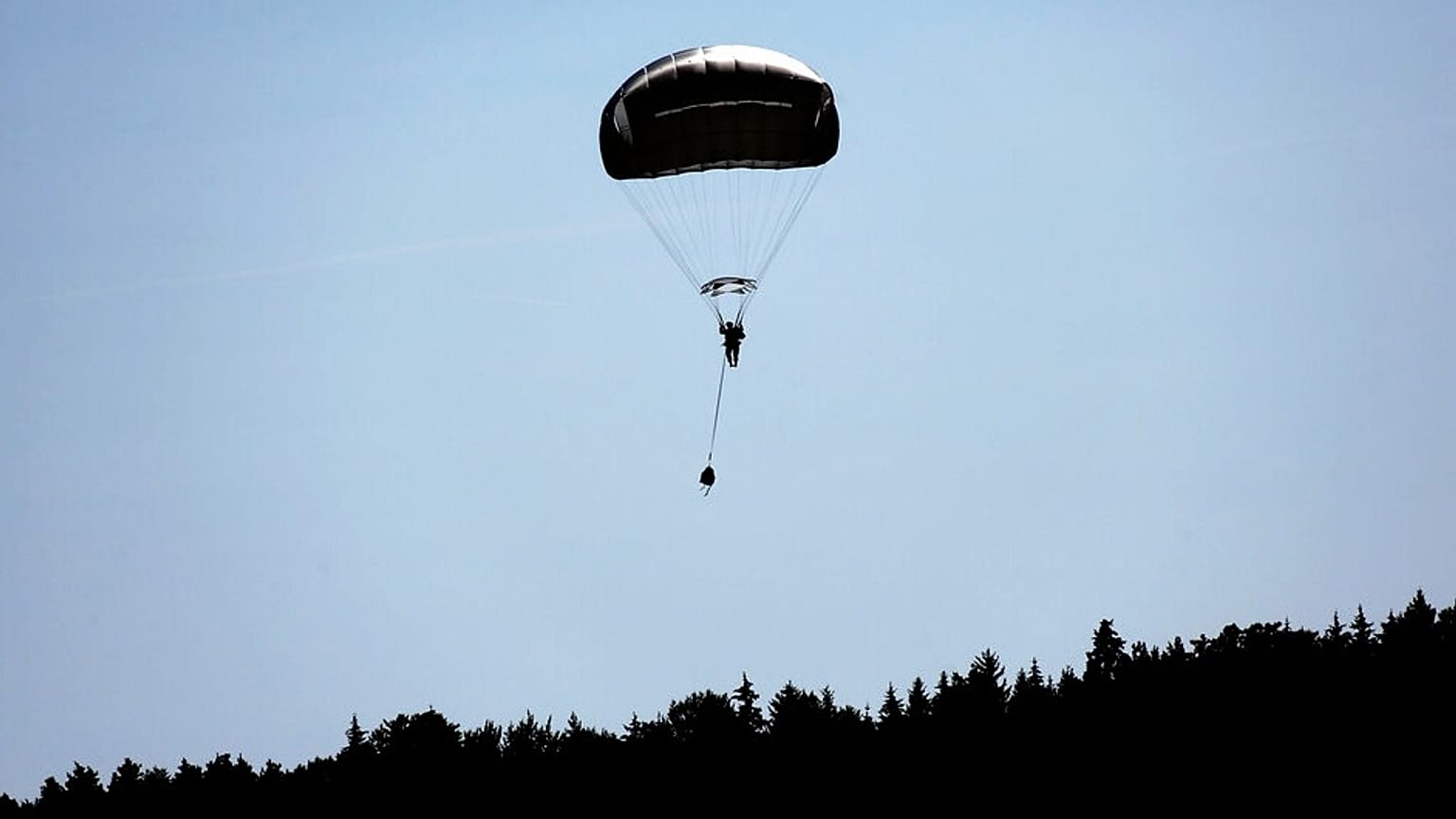 Symbolbild: Ein Fallschirmjäger nimmt am Mittwoch, 26. August 2015, an einer Übung der Global Response Force der US-Armee in Hohenfels, Deutschland, teil