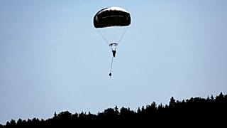 Symbolbild: Ein Fallschirmjäger nimmt am Mittwoch, 26. August 2015, an einer Übung der Global Response Force der US-Armee in Hohenfels, Deutschland, teil