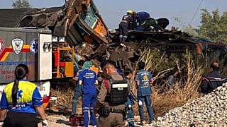 Soccorritori al lavoro sul treno passeggeri deragliato nella provincia di Nakhon Ratchasima in Thailandia (14 gennaio 2026)
