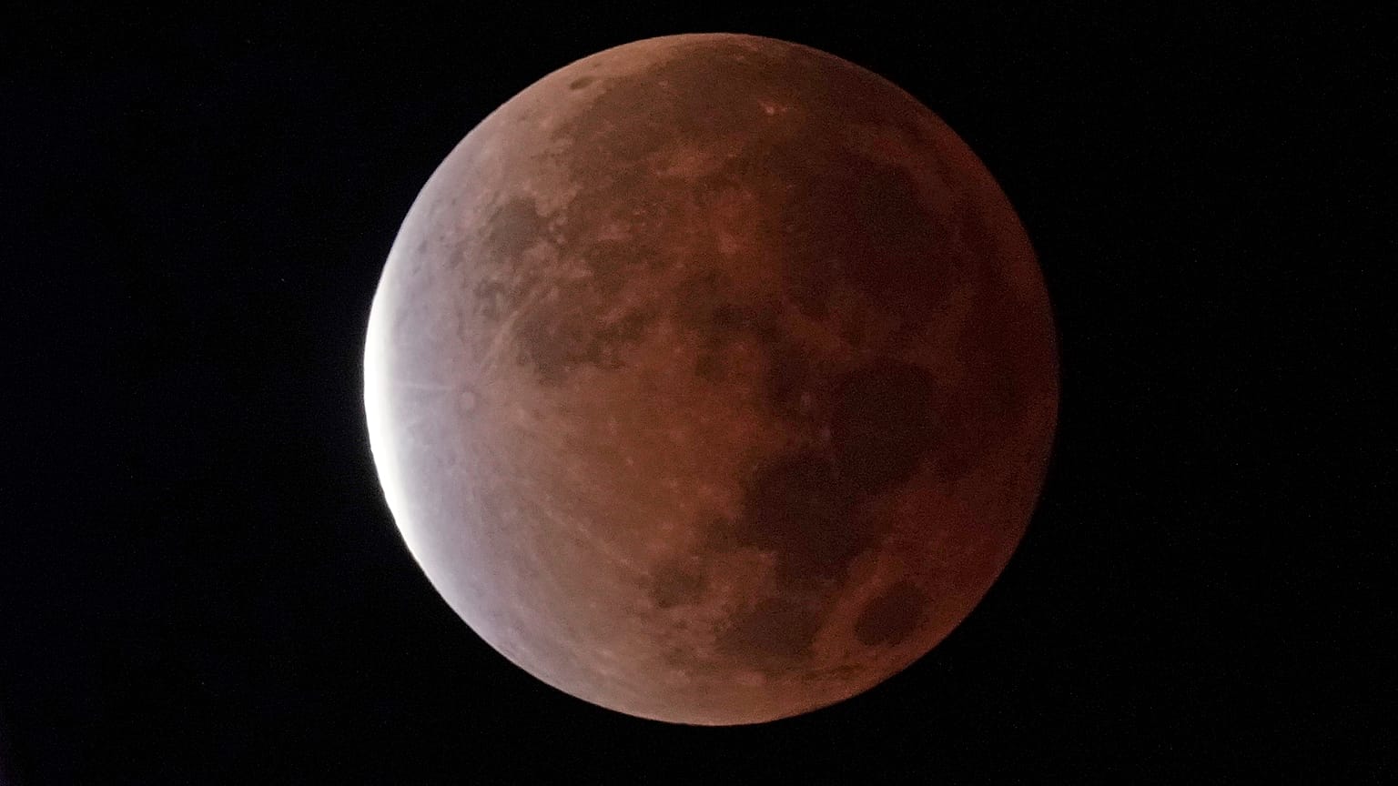 Der Erdschatten bedeckt den Vollmond während einer partiellen Mondfinsternis am frühen Freitag, dem 19. November 2021, in Kansas City, Missouri.