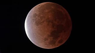 Der Erdschatten bedeckt den Vollmond während einer partiellen Mondfinsternis am frühen Freitag, dem 19. November 2021, in Kansas City, Missouri.