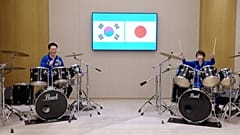 Südkoreas Präsident Lee Jae Myung und Japans Premierministerin Sanae Takaichi spielen Schlagzeug zu „Golden“ aus dem Film K-Pop Demon Hunters.