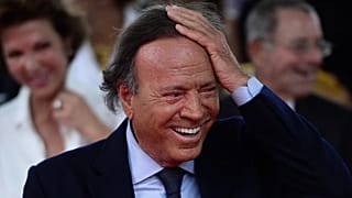 ARCHIVO: El español Julio Iglesias sonríe durante la ceremonia de inauguración de su estrella en el Paseo de la Fama en San Juan, Puerto Rico, el 29 de septiembre de 2016.