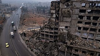 12 يناير 2026 – حافلات تقلّ سكانًا مهجرين تعود إلى حي الأشرفية في حلب بعد أيام من القتال بين القوات الحكومية والمقاتلين الأكراد.