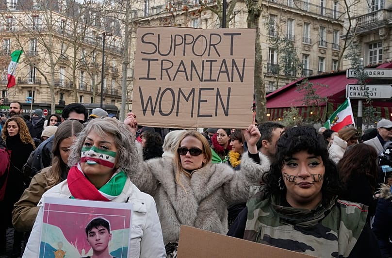 Des manifestants défilent avec des pancartes lors d'un rassemblement en soutien aux manifestations nationales contre le gouvernement iranien à Paris, dimanche 11 janvier 2026
