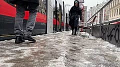 Auf vereisten Straßen sind Menschen vorsichtig unterwegs.