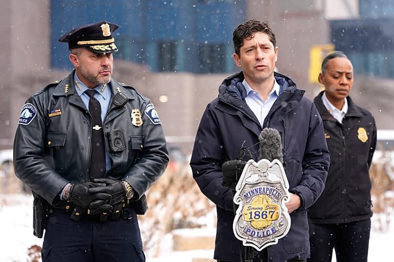 Le maire de Minneapolis, Jacob Frey, tient une conférence de presse en présence du chef de la police Brian O'Hara, le samedi 10 janvier 2026, à Minneapolis