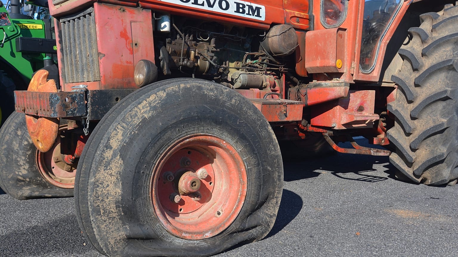 Τρακτέρ με σκασμένο λάστιχο