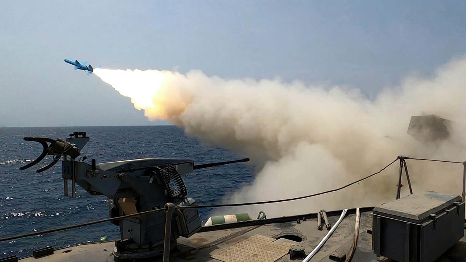 في هذه الصورة التي نشرها الموقع الرسمي للجيش الإيراني يوم الخميس 21 أغسطس/آب 2025، يظهر إطلاق صاروخ من سفينة خلال مناورة بحرية إيرانية في خليج عُمان والمحيط الهندي. (مسعود نظر